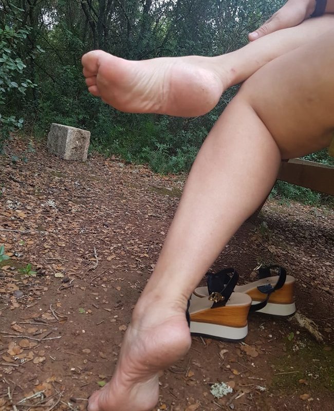 Plan exhib fétichiste pieds outdoor