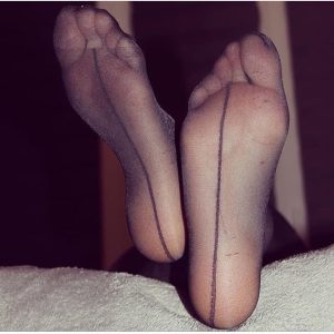 Princesse aux pieds sexy pour fétichiste des feet et du nylon