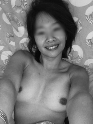 Laotienne nue dans ton lit